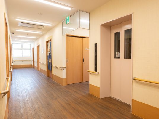 明るく清潔感のある廊下