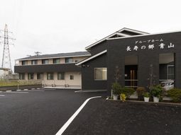 施設外観の建物と看板