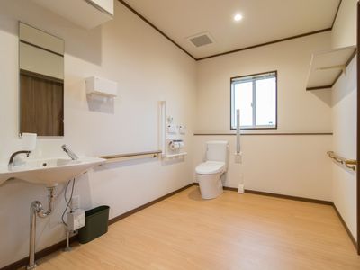 明るい清潔なトイレ空間