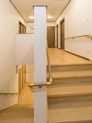 手すり付きのきれいな階段