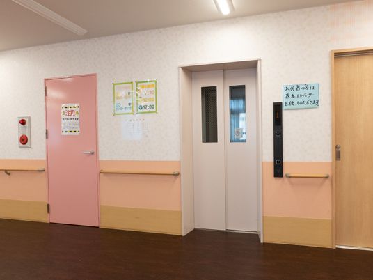 廊下に面したエレベーター