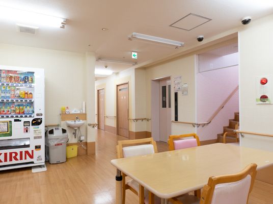 廊下に設えられた休憩スペース