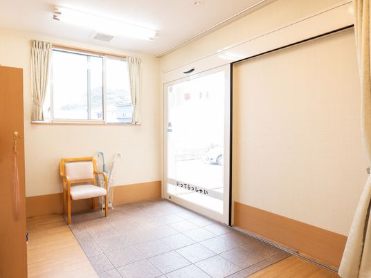 明るい居室の片引き戸