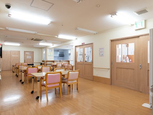 明るい共有食堂の様子