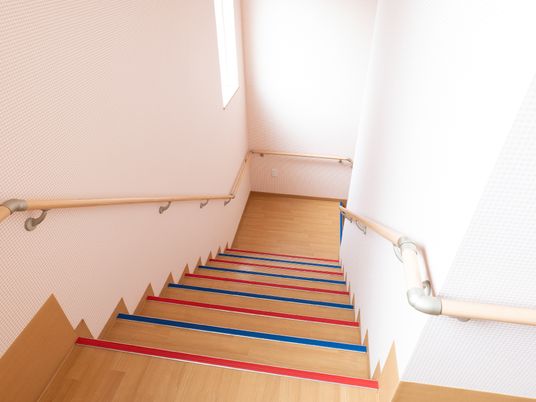 手すり付き階段の施設