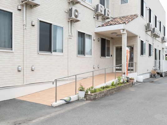 入り口付近の明るいエントランス