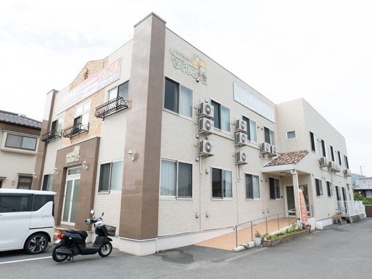 明るい外観の建物