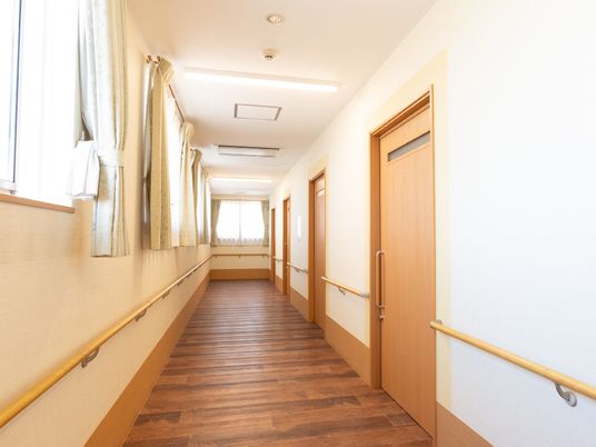 手すり付きの明るい廊下