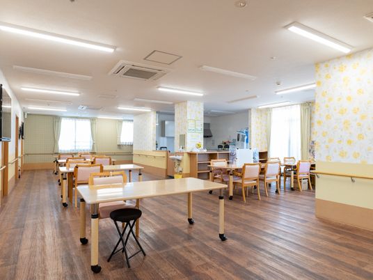 広々とした明るい食堂