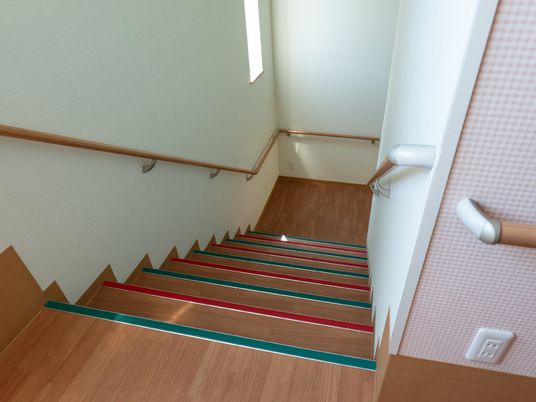 手すり付きの美しい階段