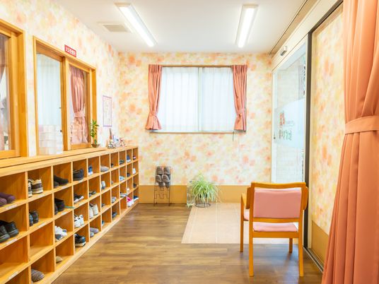 エントランスの靴箱と椅子
