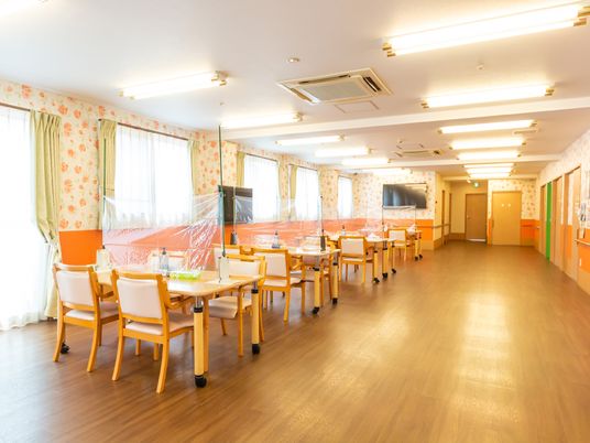 広々とした明るい食堂