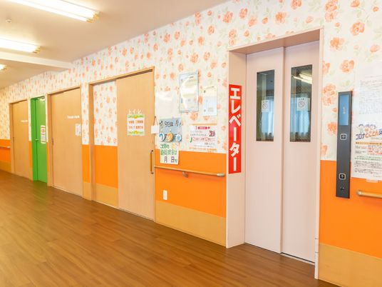 オレンジ壁の廊下