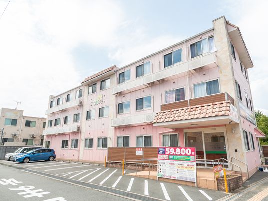 ピンクの外壁の建物