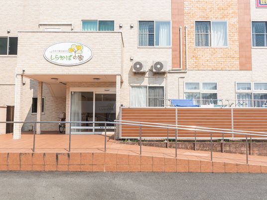 明るい日差しのエントランス