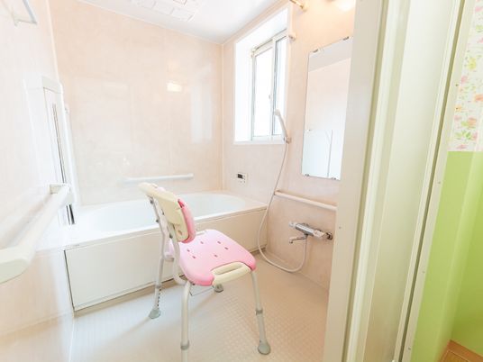 バリアフリー設計の浴室