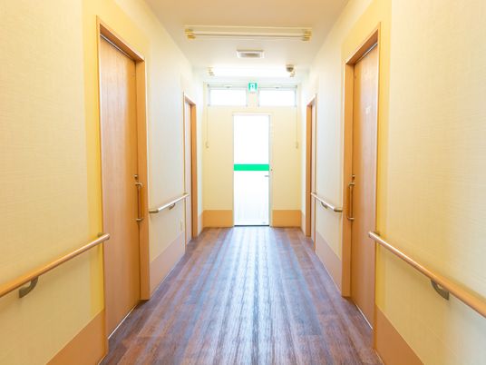 明るく清潔な廊下