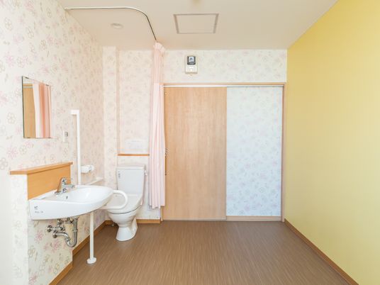 明るいトイレの内観