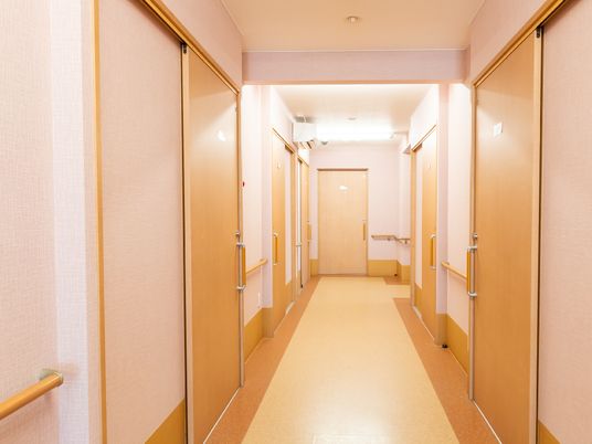 明るく清潔な廊下