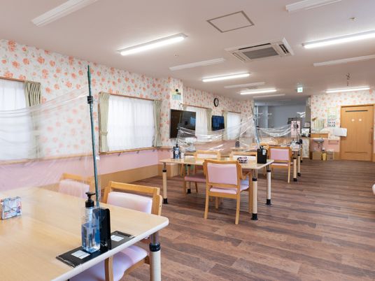 明るい食堂の内観