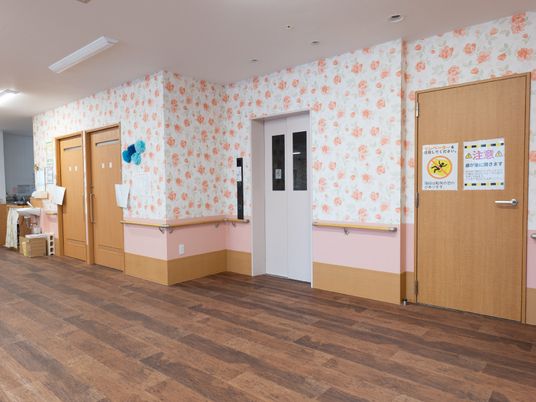 廊下の明るい装飾