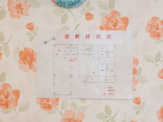施設の壁に掲示された案内図