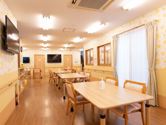 明るい食堂の様子