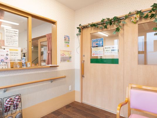 受付と廊下の明るい風景