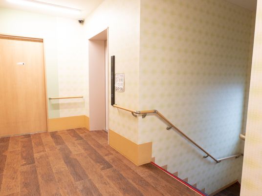 安全な廊下の手すり