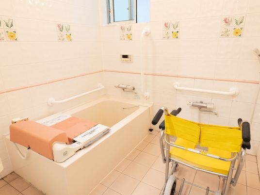 バリアフリー設計の浴室