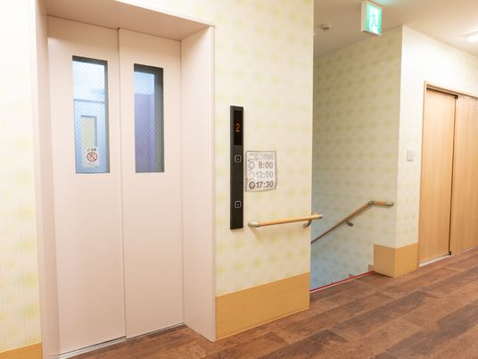 エレベーター前の廊下