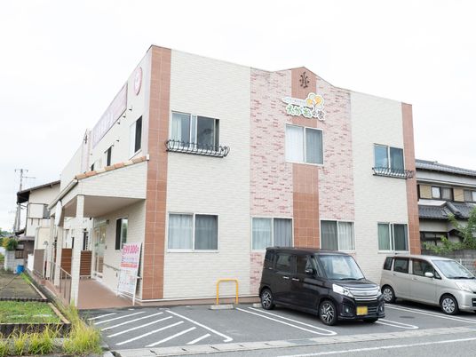 清潔な外観の施設