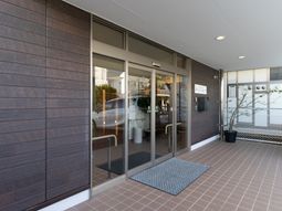 エントランスの明るい風景