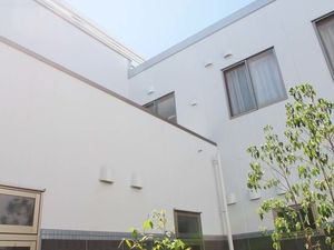 白い建物の中庭  