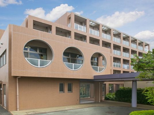 円窓がある施設外観  