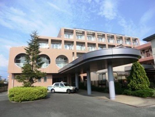 外観と樹木のエントランス