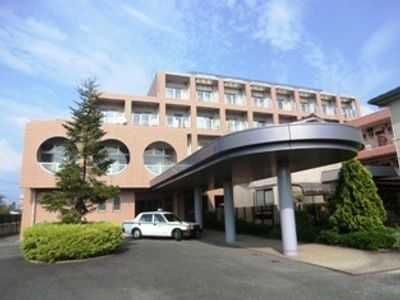 外観と樹木のエントランス