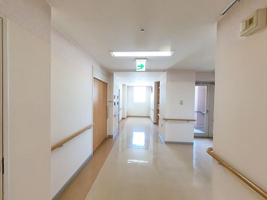 明るく広々とした廊下