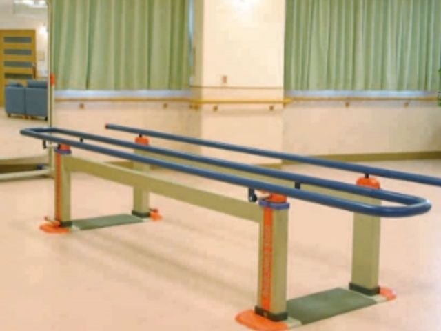 機能訓練用の手すり 機能訓練室 広々としたスペースに設置された手すりは、歩行練習を支援します。安全にご使用いただける様、しっかりと固定されています。