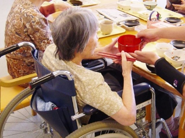 車椅子の方と食事サービス 食堂 車椅子の方に配慮した配膳を実施しており、食事の時間もサポートが充実しています。安心してお食事をお楽しみください。