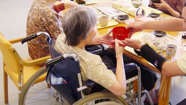 車椅子の方と食事サービス