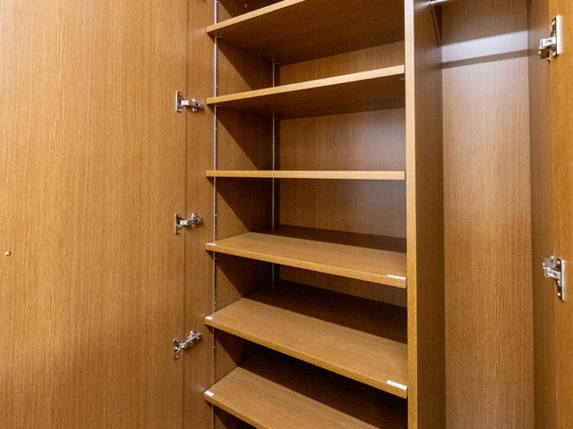 木製の収納棚 クローゼット   木目調の落ち着いた収納棚です。棚板が多く、整理しやすいつくりになっています。