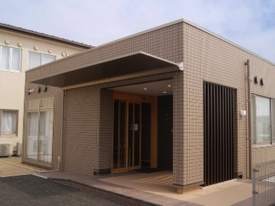 施設のエントランス  