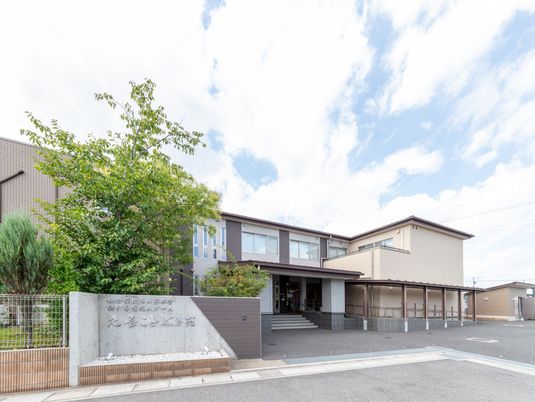 青空と外観の建物  