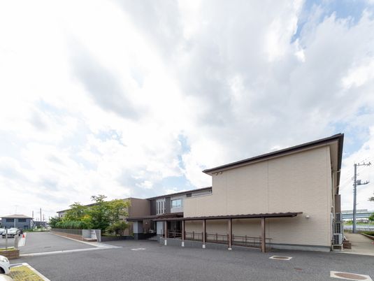 広い敷地の外観  