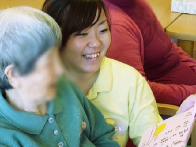 スタッフと利用者の様子 ラウンジ スタッフと利用者が穏やかな雰囲気で交流しています。笑顔があふれる暖かい空間です。