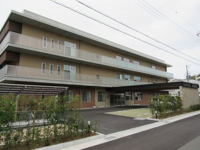 落ち着いた外観の建物