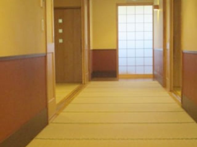 和風の廊下 廊下 和風デザインの廊下は、落ち着いた雰囲気を演出しています。職員の移動もスムーズです。