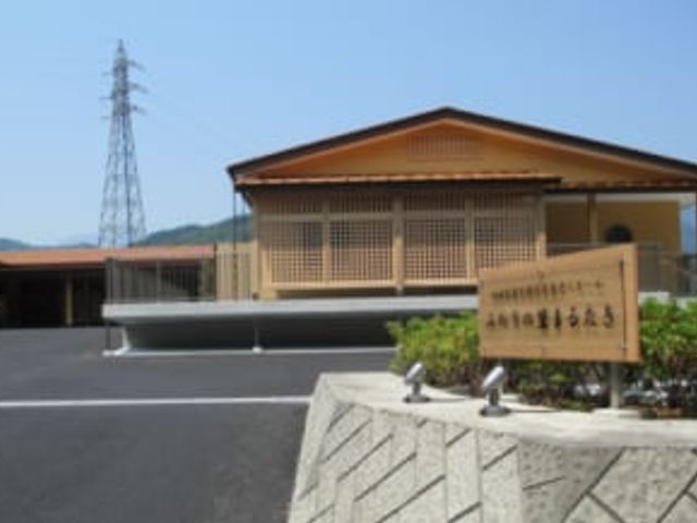 山の前の建物外観 外観 木の温もりを感じる外観が魅力です。自然に囲まれた立地で、静かに過ごすことができます。