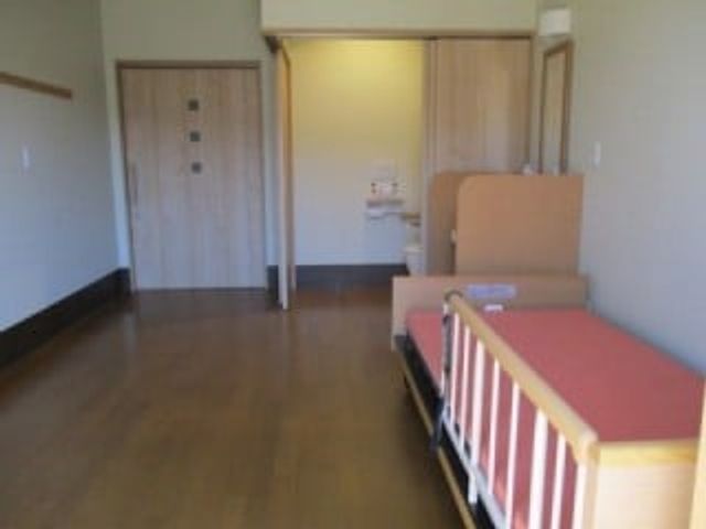 広々とした居室 居室 木の温もりを感じる広々とした空間で、落ち着いた時間を過ごせます。